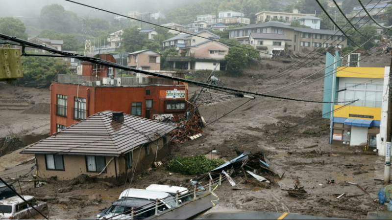 Japon: une vingtaine de personnes portées disparues après des glissements de terrain (Images)