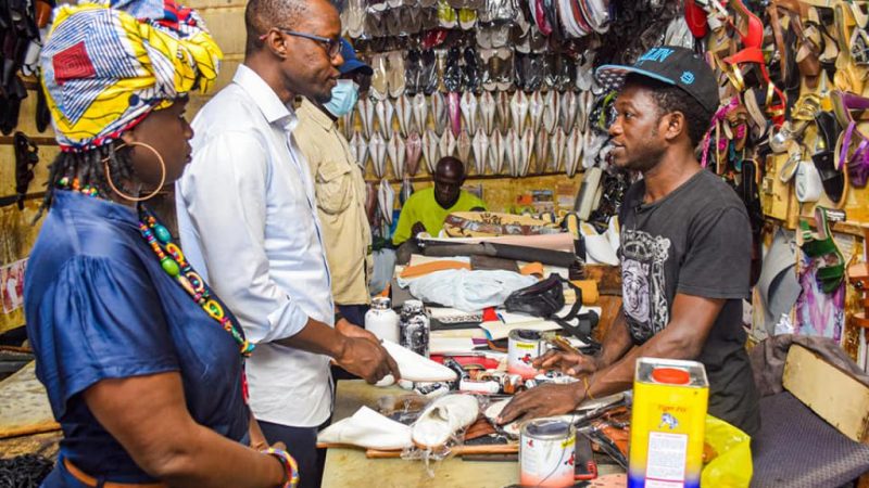 «Un patriote, une paire de chaussures locales», Sonko chez les artisans