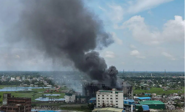 Plus de 50 morts dans le gigantesque incendie d’une usine au Bangladesh