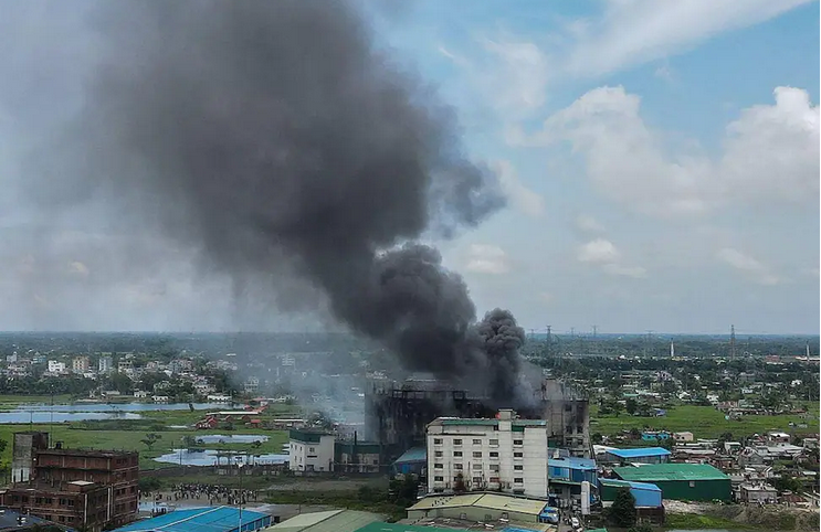 Plus de 50 morts dans le gigantesque incendie d’une usine au Bangladesh