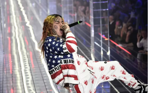 Le rappeur 6ix9ine refuse d’aider son père SDF