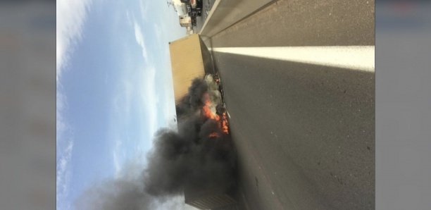 Accident sur l’autoroute à péage : Un camion se renverse et prend feu