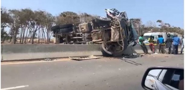 Accident sur la VDN 3 : Un camion de ramassage d’ordures se renverse et fait deux blessés