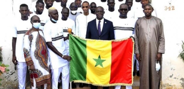 COUPE DU MONDE BEACH SOCCER : LES LIONS REÇOIVENT LE DRAPEAU NATIONAL