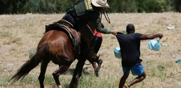 Migrants chassés par des policiers à cheval : les images qui choquent aux États-Unis