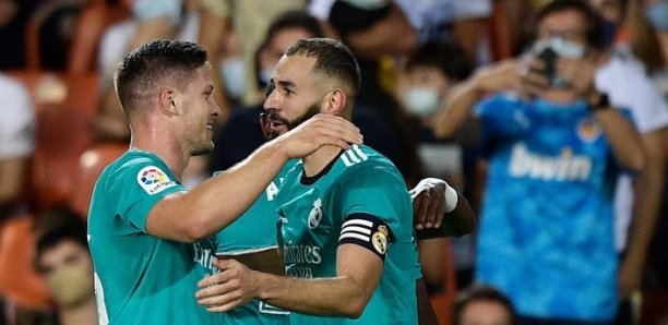 Liga: le Real Madrid, grâce à Benzema, reste leader après avoir renversé Valence