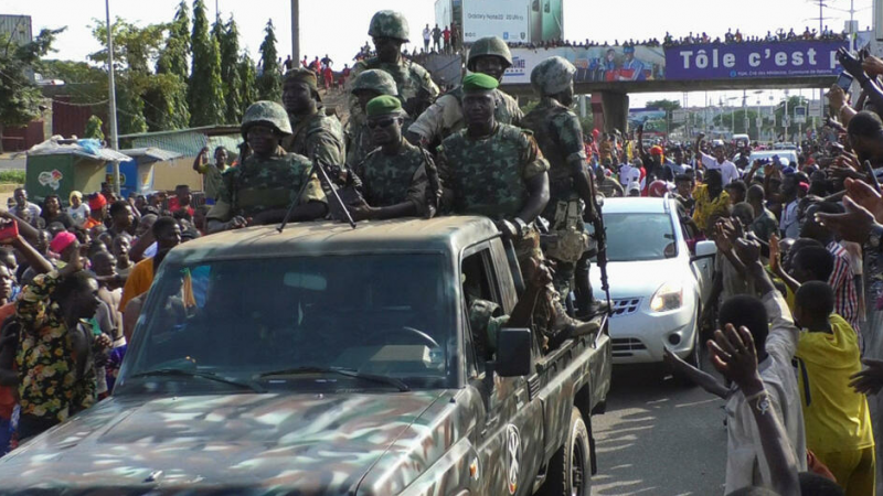 À la Une: le coup d’État en Guinée