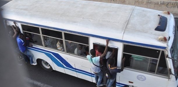 Épinglé dans un bus Tata par un contrôleur, le resquilleur lui fait passer un sale quart d’heure