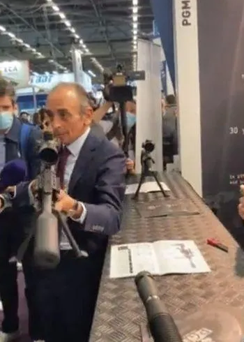 Éric Zemmour met en joue des journalistes, « horrifiant » pour Marlène Schiappa