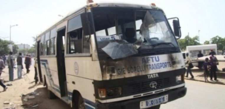 Accident mortel à Thiaroye Tally Diallo : Un bus de la ligne 51 écrase un malade mental, les populations se rebiffent