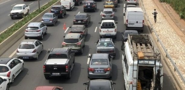 Un camion gros-porteur en panne crée des embouteillages monstres sur l’autoroute à péage et la RN 1