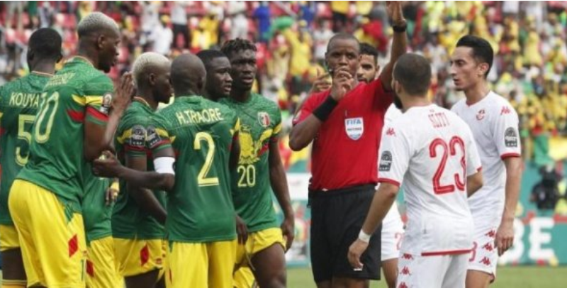 Can 2021 :  » J’aurai pu revenir dans un cercueil… » les terribles confessions de l’arbitre Janny Sikazwe