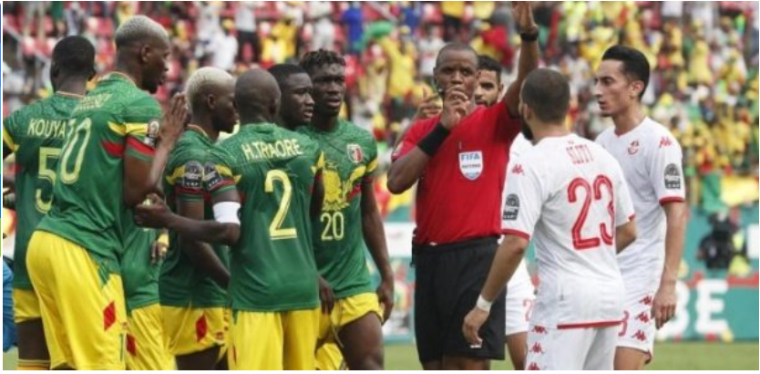 Can 2021 :  » J’aurai pu revenir dans un cercueil… » les terribles confessions de l’arbitre Janny Sikazwe