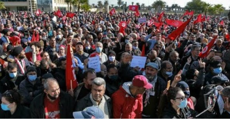 Tunisie : le président étend son pouvoir sur le système judiciaire, manifestation à Tunis