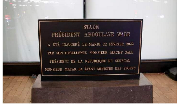 La plaque du stade Abdoulaye Wade