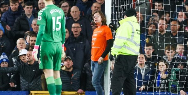 Everton-Newcastle: Un nouveau militant s’accroche au poteau et provoque l’interruption du match