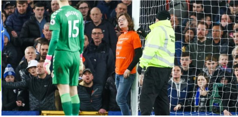 Everton-Newcastle: Un nouveau militant s’accroche au poteau et provoque l’interruption du match