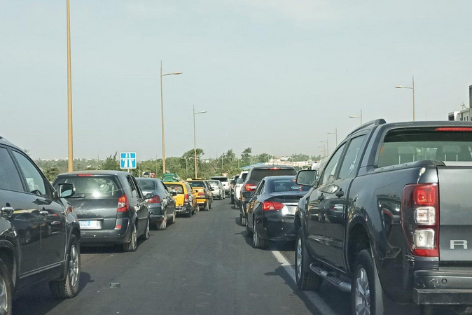 Autoroute à péage : Bouchon de plus 2000 mètres à la sortie de Diamniadio