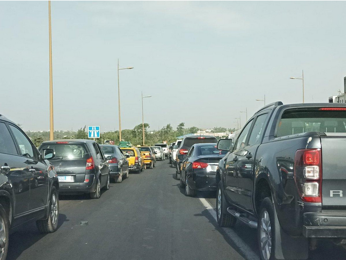 Autoroute à péage : Bouchon de plus 2000 mètres à la sortie de Diamniadio