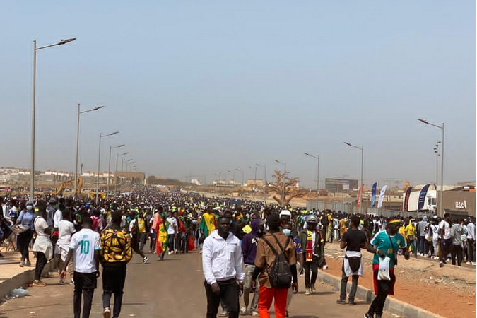 Une foule impressionnante afflue aux abords du stade Me Abdoulaye Wade (IMAGES)