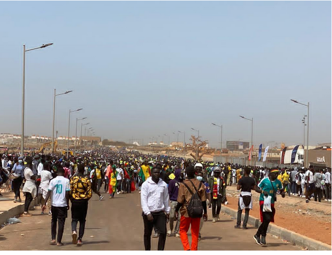 Une foule impressionnante afflue aux abords du stade Me Abdoulaye Wade (IMAGES)