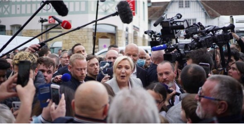 Présidentielle française : Accusée de détournement, Marine Le Pen crie au complot