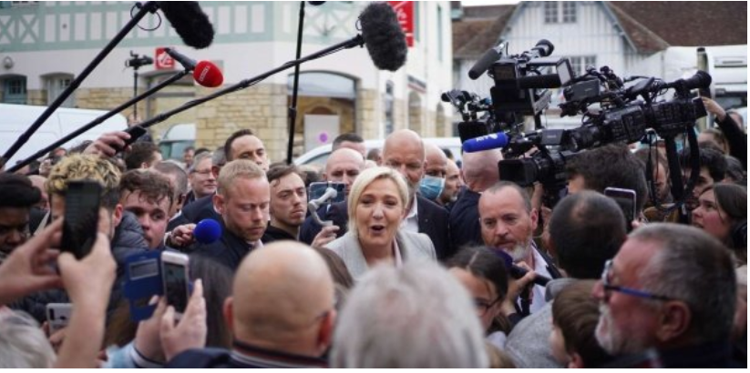 Présidentielle française : Accusée de détournement, Marine Le Pen crie au complot