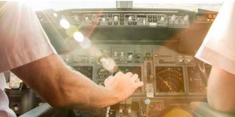 Après le malaise du pilote, un passager sans expérience prend les commandes fait atterrir un avion en Floride