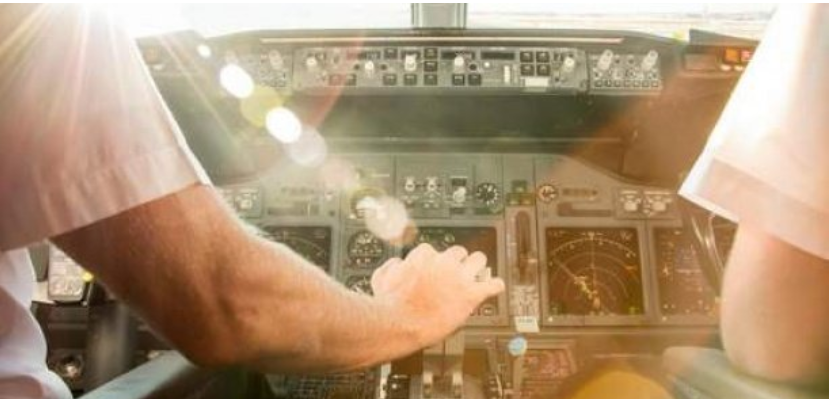 Après le malaise du pilote, un passager sans expérience prend les commandes fait atterrir un avion en Floride