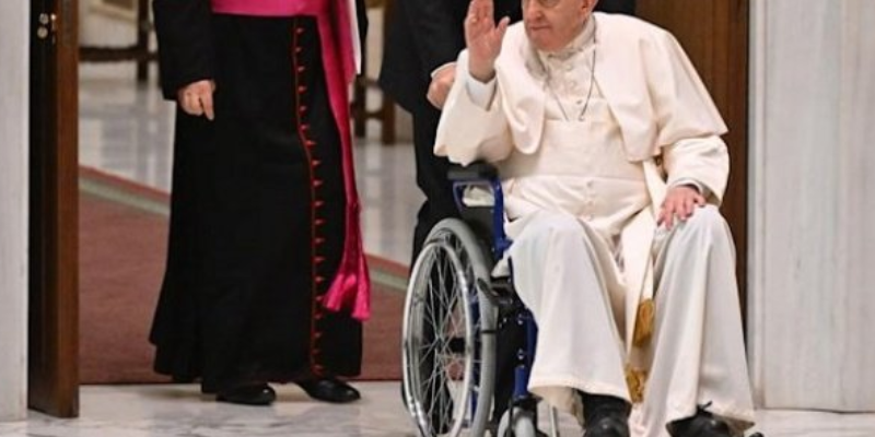 Le pape François, souffrant du genou, contraint au fauteuil roulant