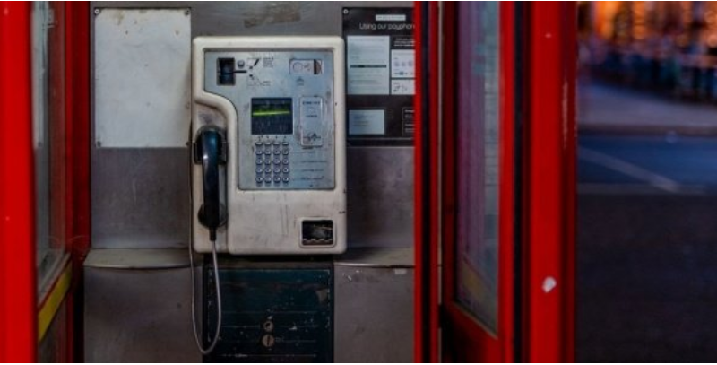 À Shanghai, une femme s’est confinée dans une cabine téléphonique pendant un mois