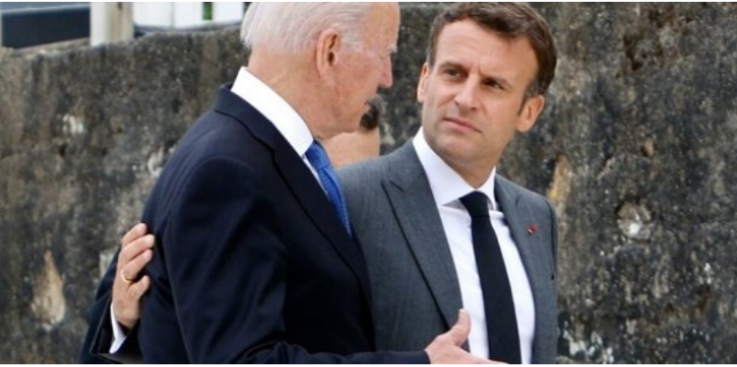 Quand Emmanuel Macron interrompt Joe Biden devant les caméras pour parler du pétrole