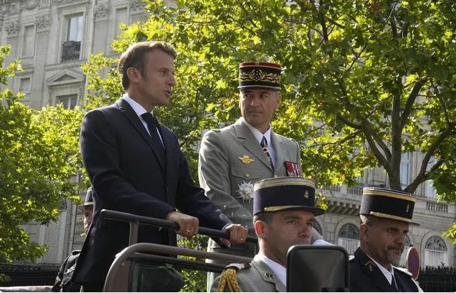 14-Juillet : Une interview télévisée, un thème fédérateur, l’ombre de la guerre en Ukraine.. Un défilé militaire du 14-Juillet à Paris sous haute tension