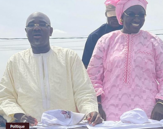 Etape de Nguidjilone, village natal de Macky Sall: Mimi Touré demande aux populations de transmettre ses remerciements au Président Macky Sall.