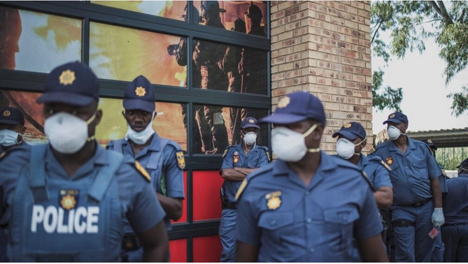 Des policiers sud-africains arrêtés après la mort d’un prisonnier pendant le confinement