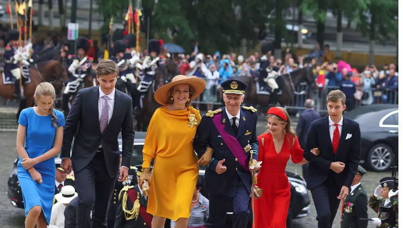 Mathilde et Elisabeth, mère et fille aux couleurs du drapeau belge pour la Fête nationale