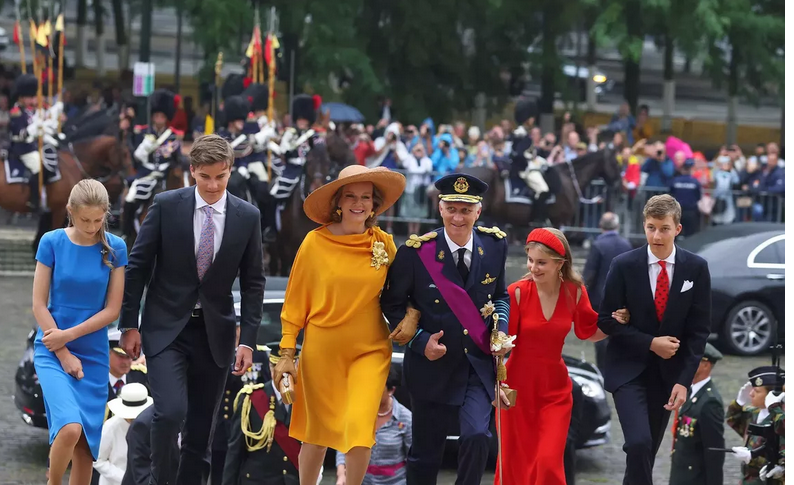 Mathilde et Elisabeth, mère et fille aux couleurs du drapeau belge pour la Fête nationale