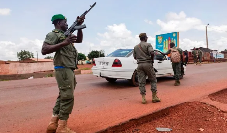 Mali: tirs et explosions dans la ville garnison de Kati