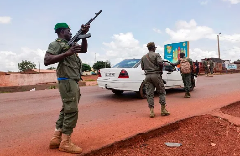 Mali: tirs et explosions dans la ville garnison de Kati