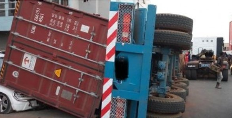 Societe Un camion-conteneur tombe à l’entrée de Pompier : Des bouchons entre Colobane et Pompier !