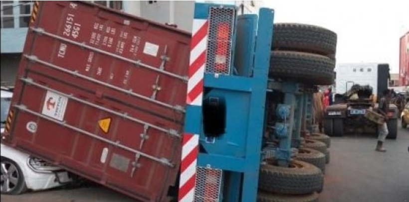 Societe Un camion-conteneur tombe à l’entrée de Pompier : Des bouchons entre Colobane et Pompier !