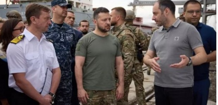 Zelensky en visite dans un port ukrainien pour superviser un premier chargement de céréales