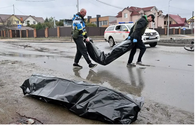 Plus de quatre mois après le retrait des Russes, la ville de Boutcha enterre ses morts