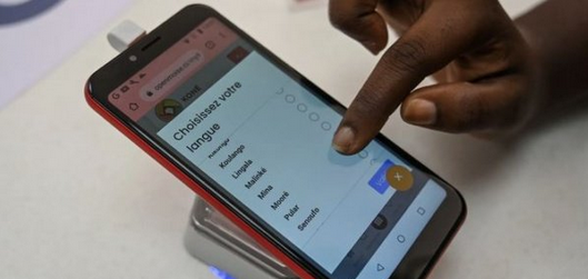 Côte d’Ivoire: un « Superphone » à commande vocale en langues africaines pour analphabètes