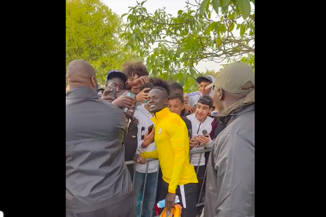 Des fans se bousculent pour Sadio Mané