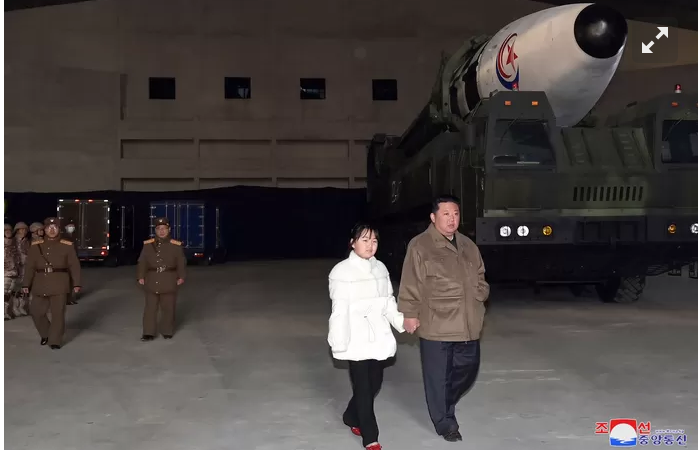 Kim Jong Un apparaît pour la première fois aux côtés de sa fille et probable héritière