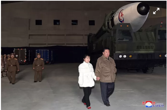 Kim Jong Un apparaît pour la première fois aux côtés de sa fille et probable héritière