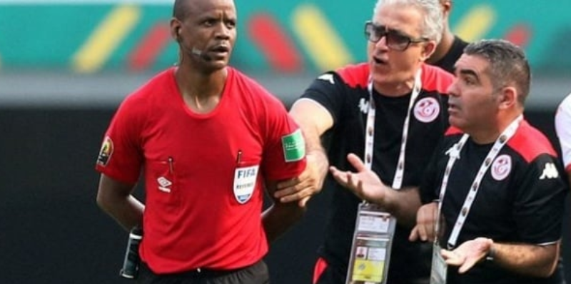 Qatar 2022: Revoilà Janny Sikazwe, arbitre zambien auteur d’une prestation insolite lors de la CAN