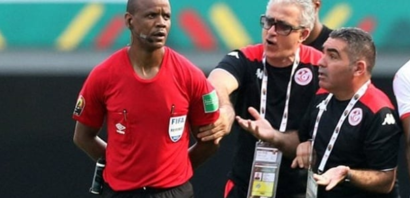 Qatar 2022: Revoilà Janny Sikazwe, arbitre zambien auteur d’une prestation insolite lors de la CAN