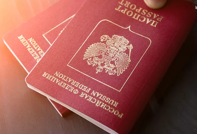 80.000 passeports russes distribués par Moscou depuis les “annexions”